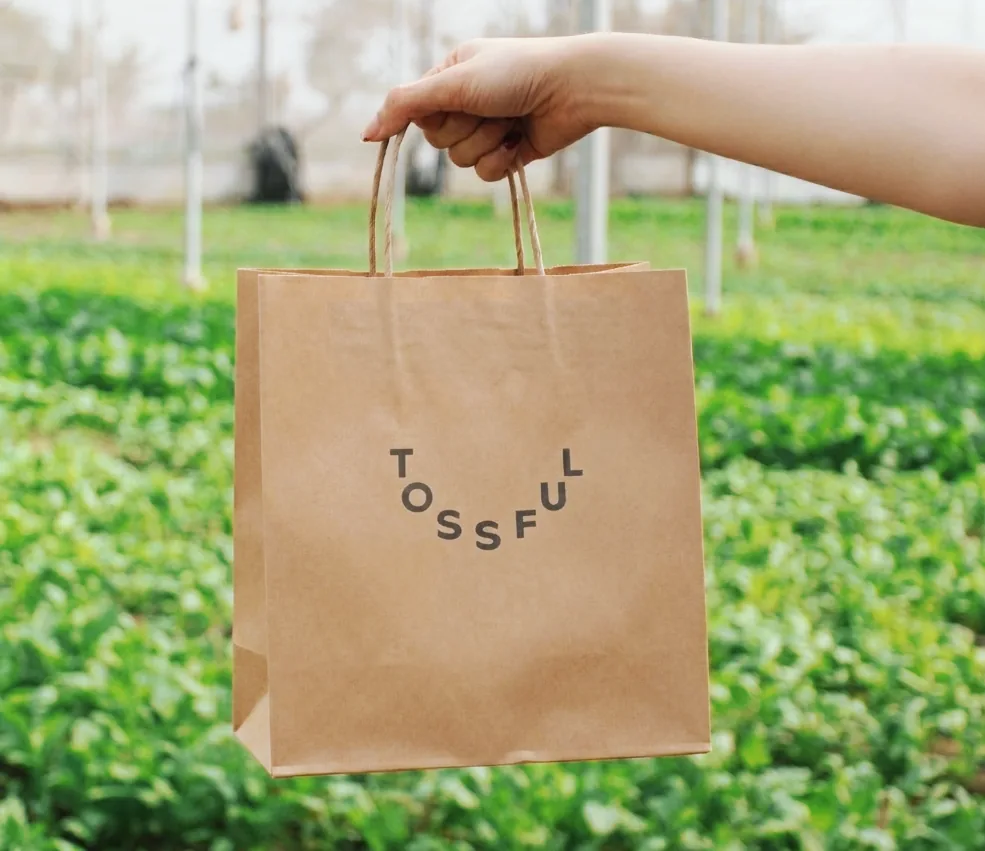 Túi giấy Tossful giữa nông trại rau