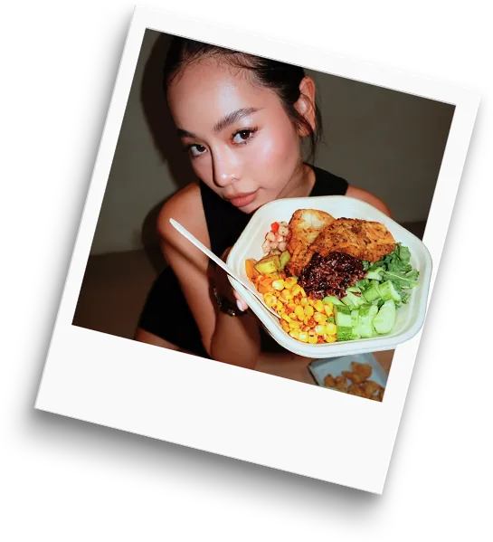 Khách Tossful chụp cùng bowl salad